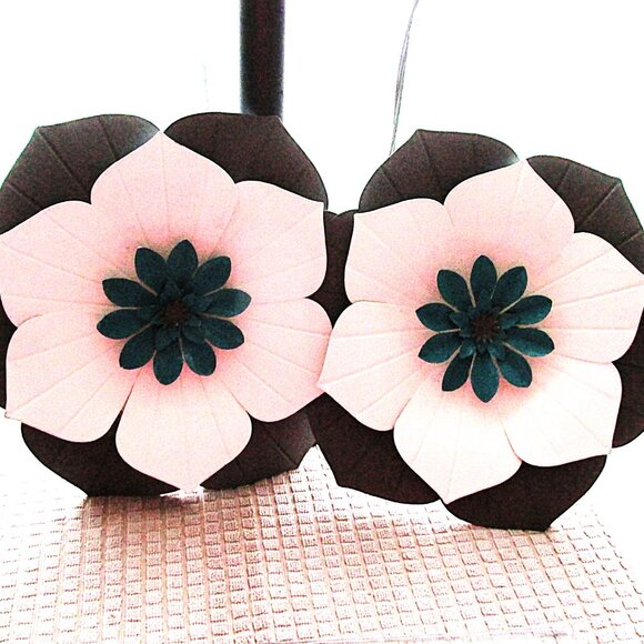 Painted metal flowers - Picture 5 of 5